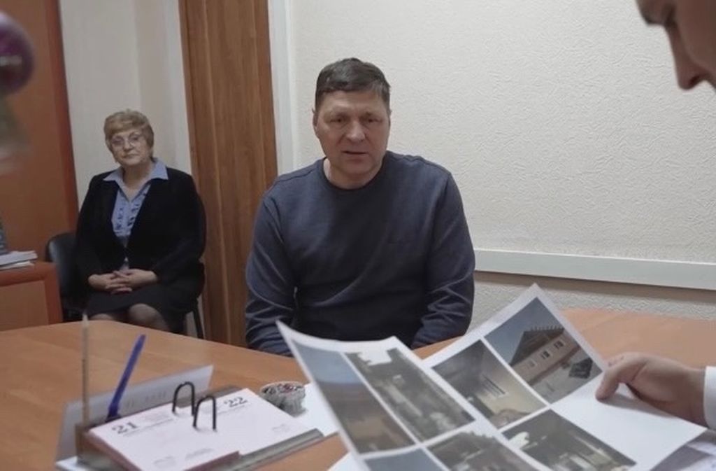 Алексей Черкашин в региональном правительстве и кадры сгоревшего дома. Фото: ТГК губернатора