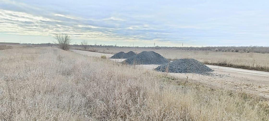 Кучи асфальтового среза на проезжей части к дачному массиву «Гребени‑1», фото: Галина Мартынова