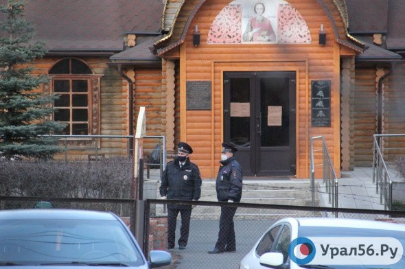Пасха во время коронавируса: в Оренбурге и в Орске возле церквей дежурят сотрудники полиции