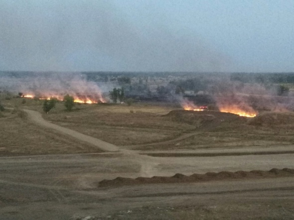 В Оренбурге горело 2 га сухой травы, на место выезжал пожарный поезд