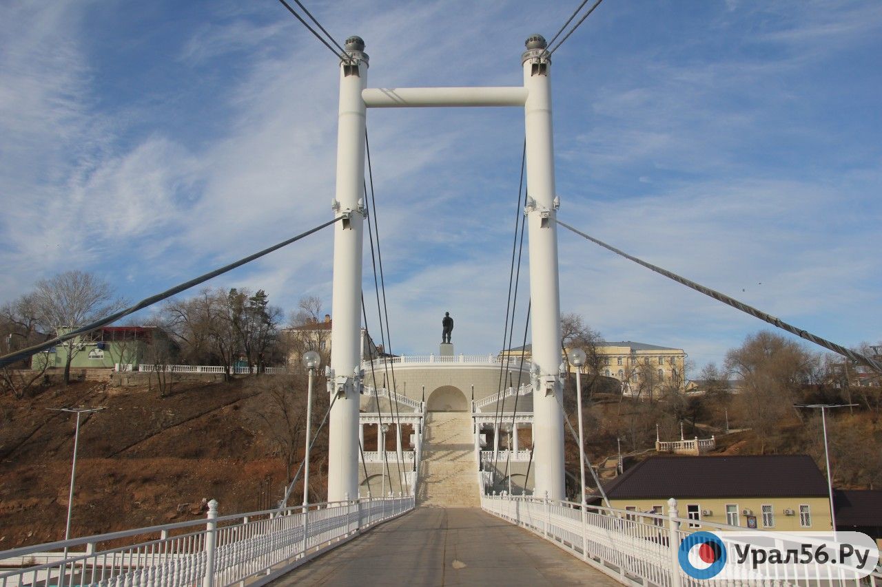 Пешеходный мост и спуск к реке Урал, Оренбург, 2018 год