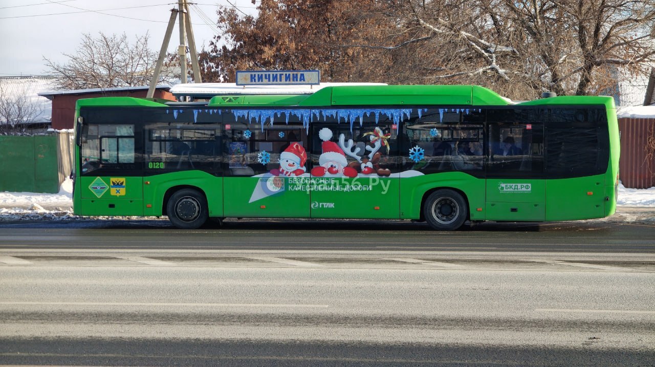 Автобусы в Оренбурге украсили к новогодним праздникам. Фото из архива