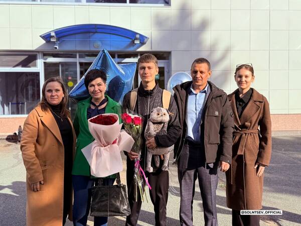 Кирилл Глазырин у аэропорта. Источник: ТГ-канал губернатора