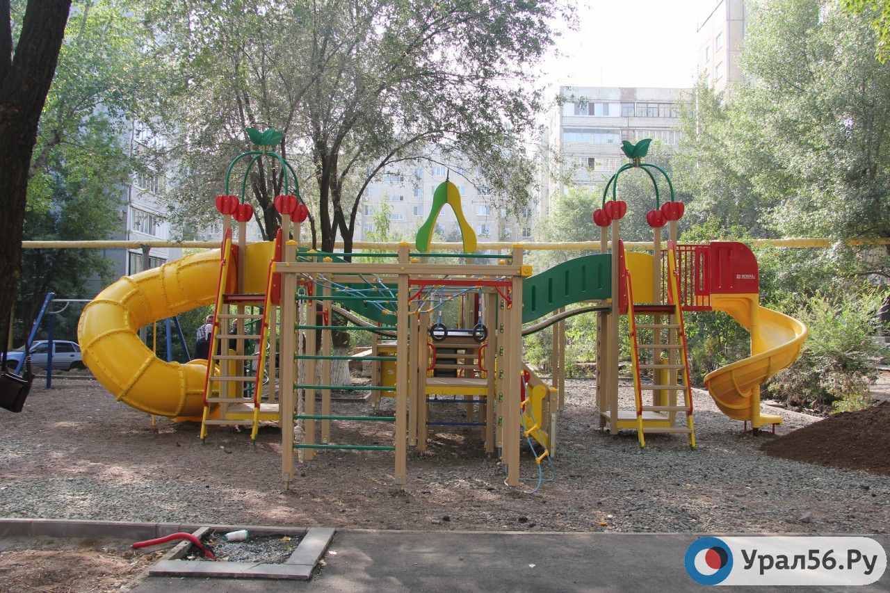 Монтаж детской площадки во дворе Оренбурга. Фото из архива