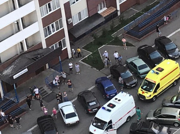 Соцсети: в Оренбурге подростки скинули мужчину  с балкона. Он выжил