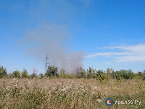 В Орске в районе ул. Борисоглебской опять горят сухая трава и камыш
