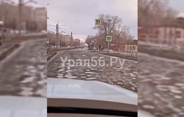 Состояние дорог в Орске оставляет желать лучшего: они в неровностях, лужах и ямах (видео)