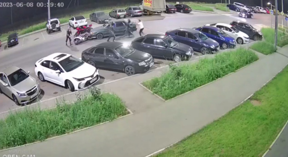 В Оренбурге байкер избил водителя «Лады», наехавшего на мотоцикл (видео)