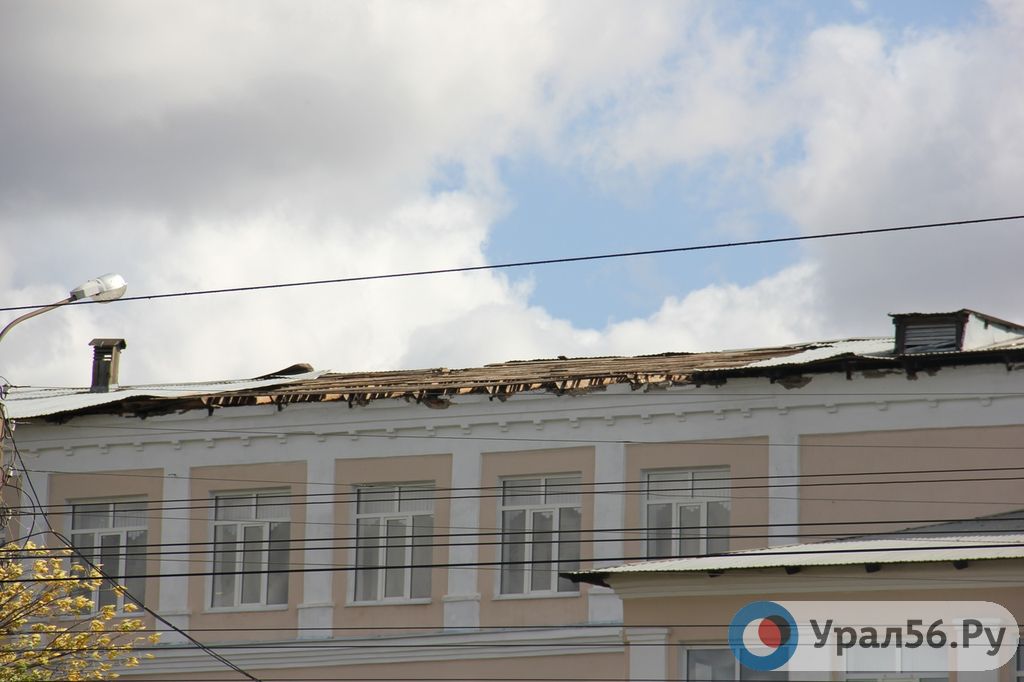 Кровля лицея № 8 Оренбурга, которую осенью также повредил ветер (сентябрь 2019 год)
