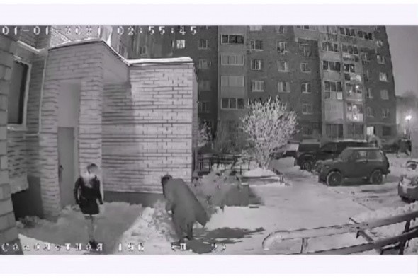 Падали, но вставали: в Оренбурге девушки унесли елку, которая стояла во дворе многоэтажки 