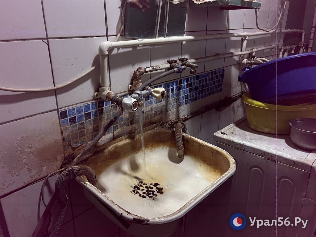 Максимальный напор воды в одном из домов в Орске. Фото из архива