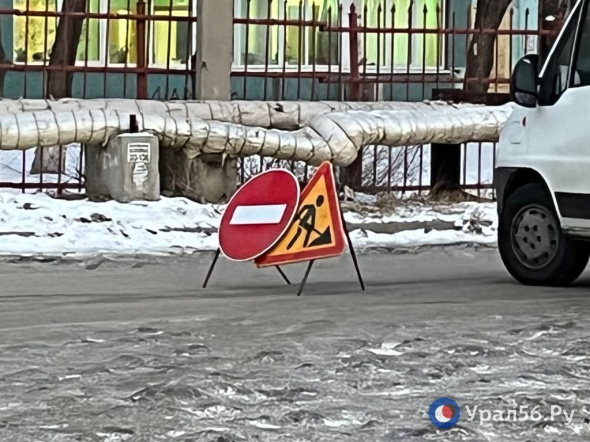 Власти Орска объяснили, почему так долго устраняли аварию на водоводе в районе пр. Ленина: на водоводе оказалось построено здание ТЦ