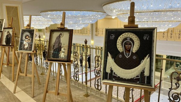 Иконы в оренбургском пуховом платке выставят в Совете Федерации на Рождественские Парламентские чтения 