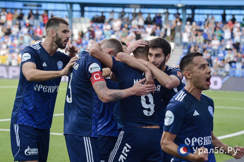 Футболисты ФК «Оренбург» празднуют гол
