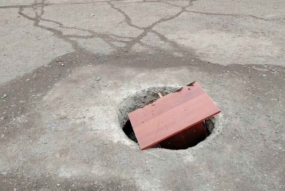 Открытый колодец на улице Братьев Башиловых, фото: местные жители