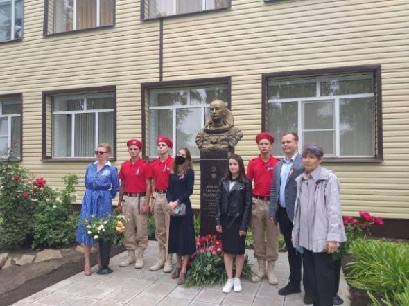 В Оренбургской области установили памятник летчику-космонавту Геннадию Манакову