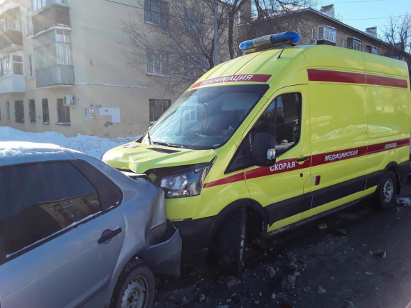 В Оренбурге произошло ДТП с участием машины скорой помощи. Пострадавших нет 