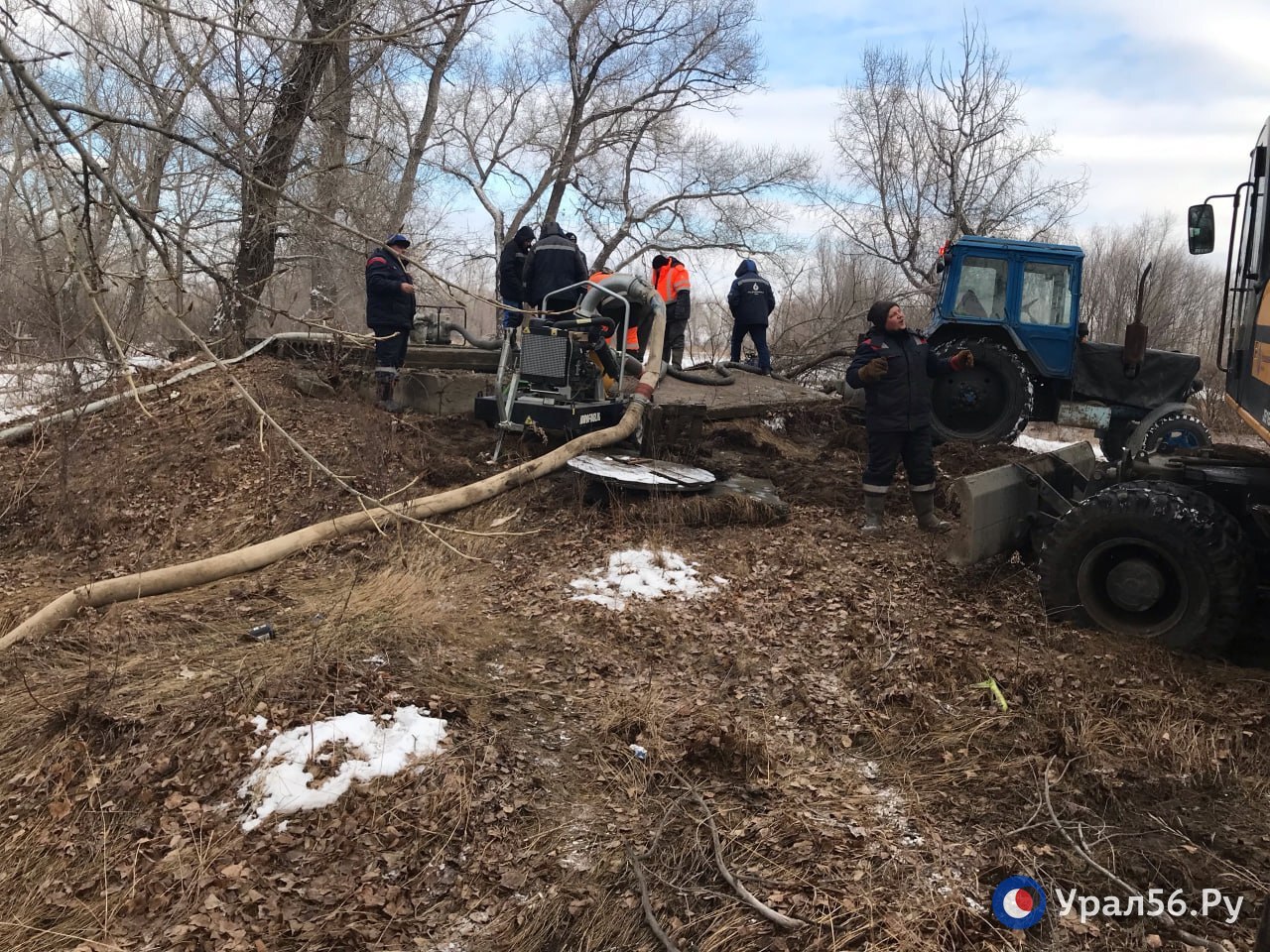 Откачка воды на месте коммунальной аварии