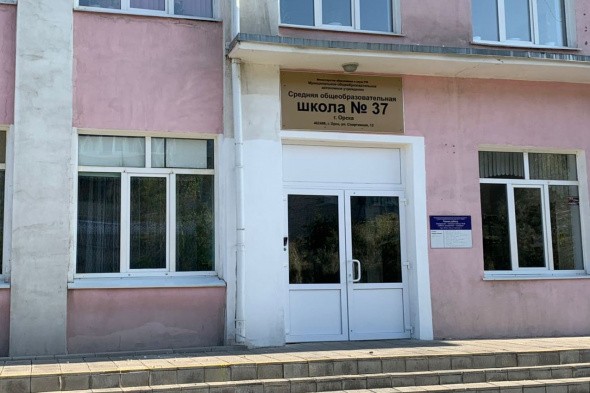 Telegram: Фасад школы № 37 в Орске в плачевном состоянии. В минобре спустя 2 месяца эту информацию опровергли