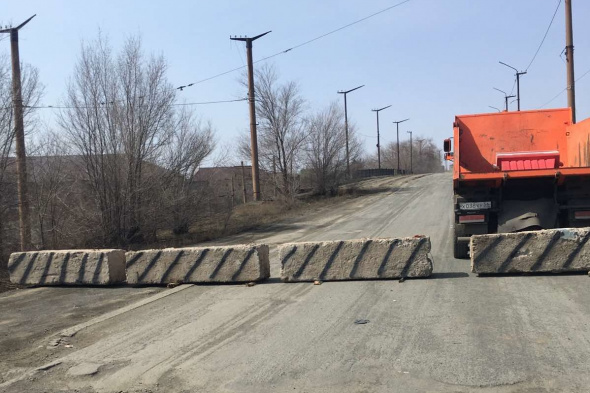 Въезд на аварийный мост в Орске перегородили бетонными блоками: «кирпич» на столбе автомобилистов не остановил