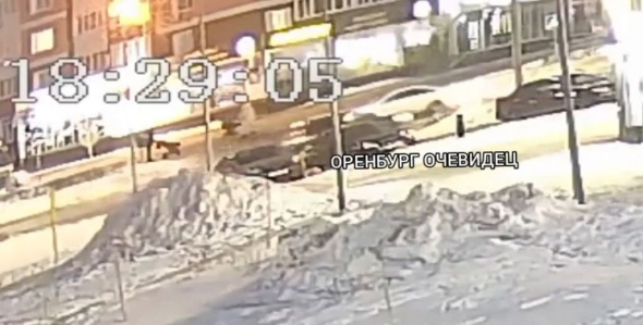 Загадочное ДТП в Оренбурге: на улице Салмышской человек намеренно лег под колеса автомобиля (видео)