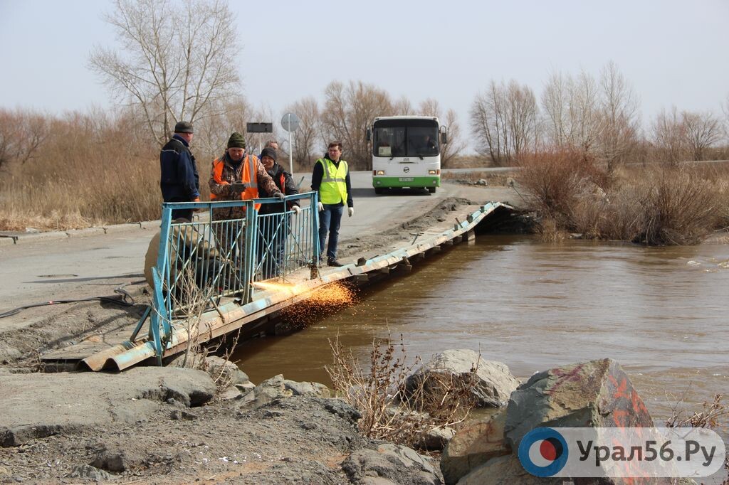 Мост через реку Орь во время снятия ограждения для пропуска паводка, фото из архива