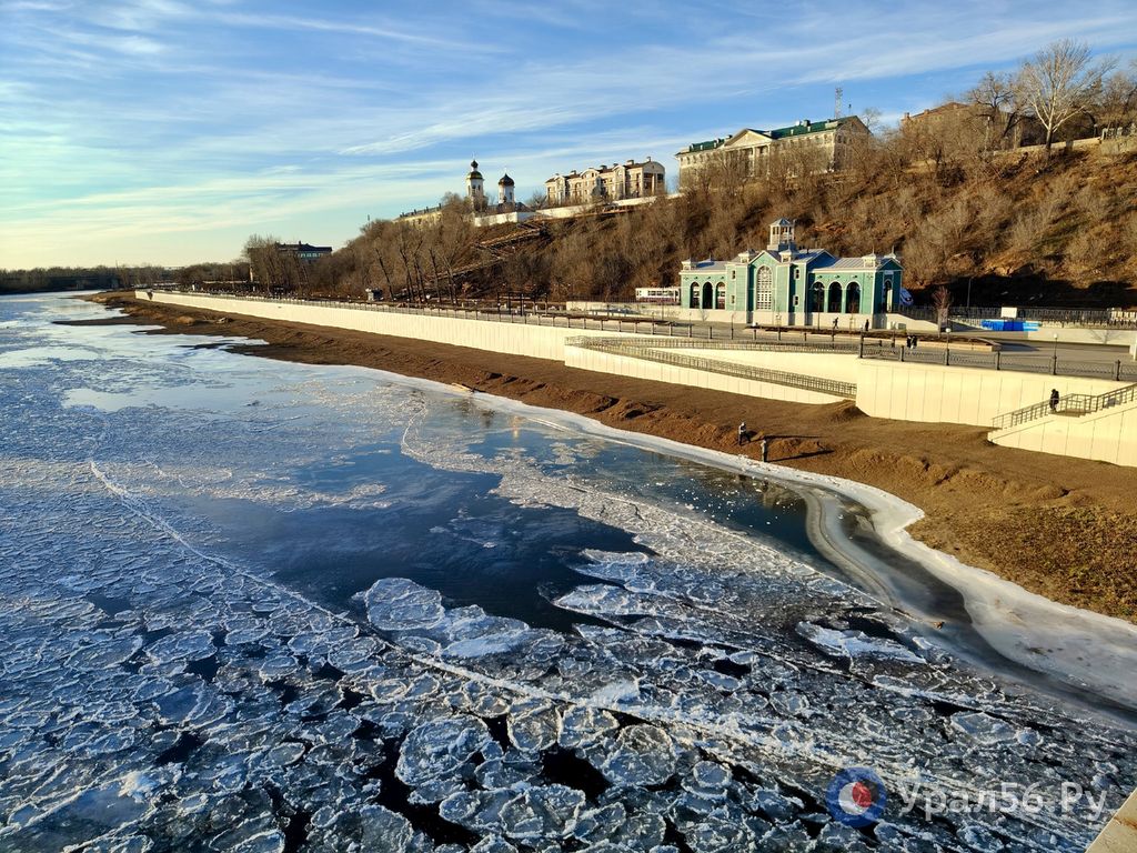 Ледостав на реке Урал в Оренбурге