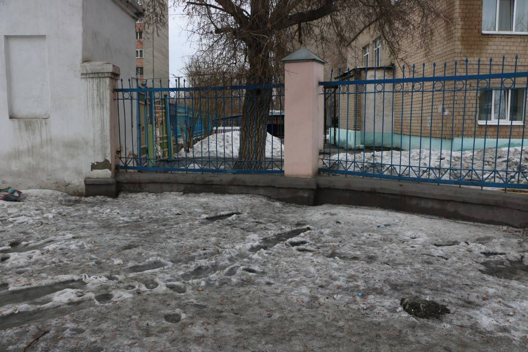 Мусор около входных колонн в парк Строителей Орска убрали
