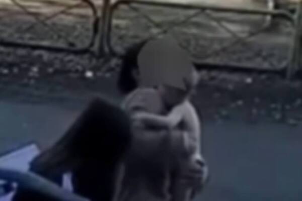 Девушка и ребенок. Стоп-кадр из видео, попавшего в редакцию Урал56.Ру