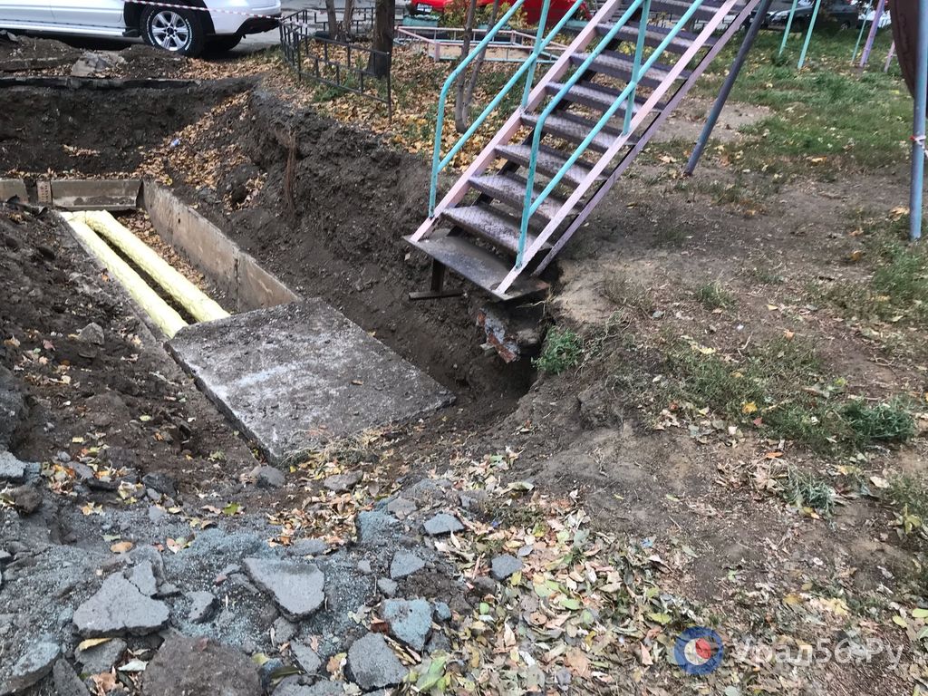 В центре Орска почти три недели не засыпают котлован, примыкающий к детской площадке