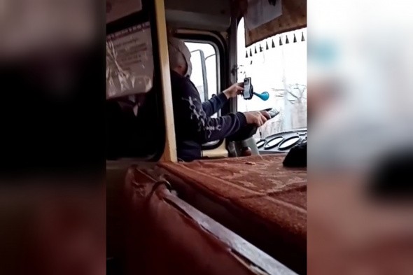 Соцсети: В Оренбурге водитель автобуса листал инстаграм во время движения (видео)