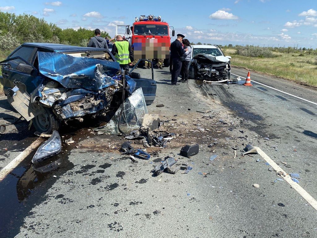 На трассе Орск – Домбаровка ВАЗ врезался в Hyundai Solaris. Фото: УМВД России по Оренбургской области