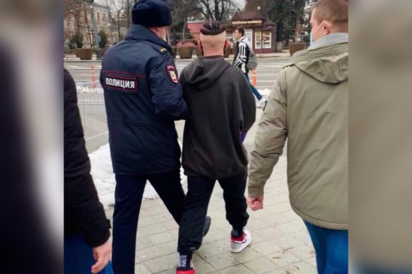 Толпа без масок: Уроженца Оренбурга и популярного тиктокера задержала краснодарская полиция на встрече с подписчиками