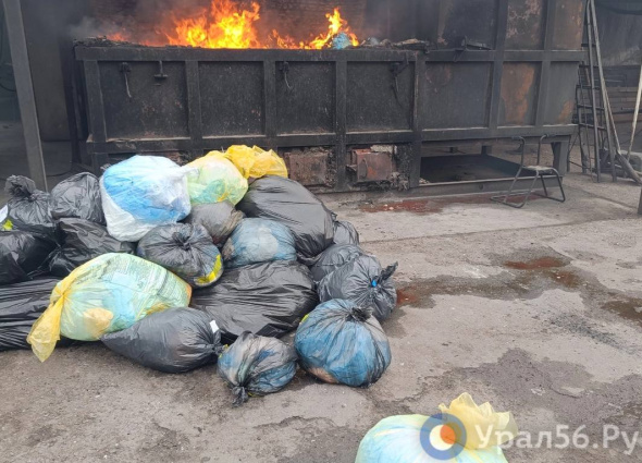 В Оренбурге на улице Автомобилистов рядом с городской свалкой идет открытое сжигание медицинских отходов.