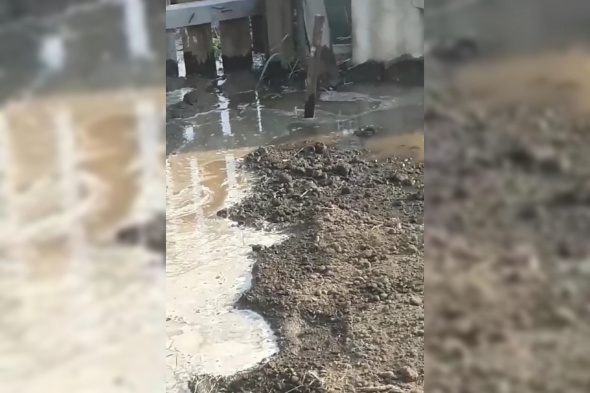 В Орске по ул.Насосной затопило огороды из-за коммунальной аварии (видео)