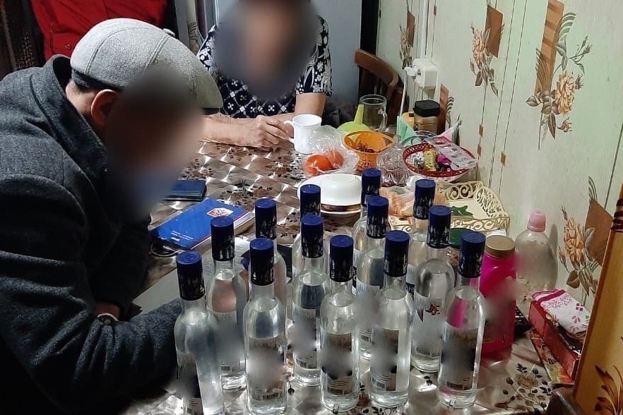 Изъятие суррогатного алкоголя. Фото: пресс-служба УМВД РФ по Оренбургской области (архив)