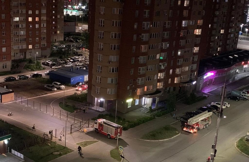 Пожарная машина не смогла проехать к дому на улице Поляничко из-за забора. Фото: Подслушано Оренбург