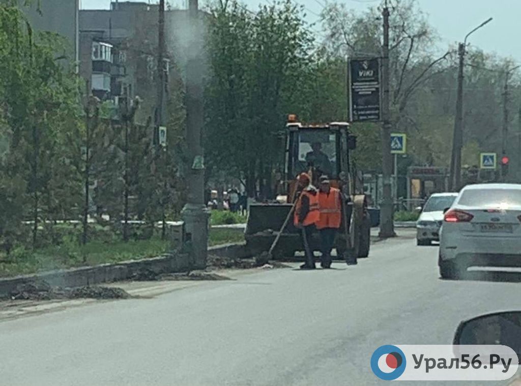 Уборочная техника работает в районе остановки Станиславского