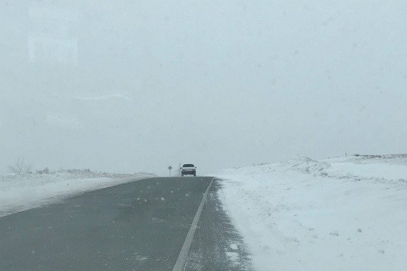 В Орске участок объездной дороги в поселок Мостострой замело снегом