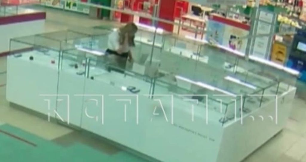 Скриншот записи камер видеонаблюдения. Видео: программа «Кстати»