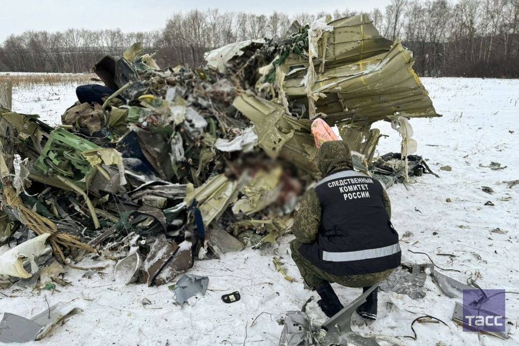 На месте крушения самолета Ил-76 под Белгородом. Фото: ТАСС