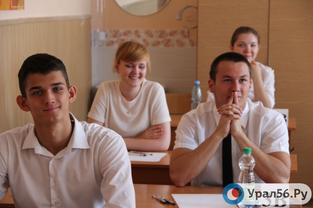 Школьники за партами