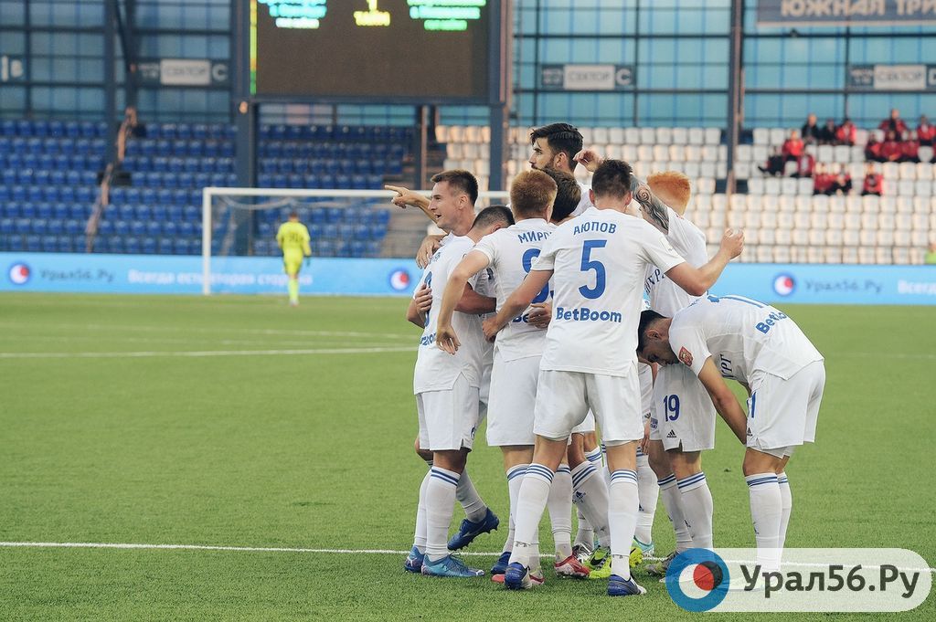 Футболисты ФК «Оренбург» празднуют гол