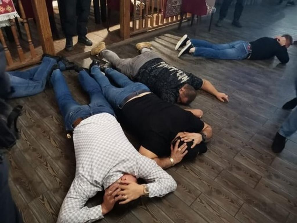 Задержание участников группы. Источник фото: Пресс-служба УМВД России по региону