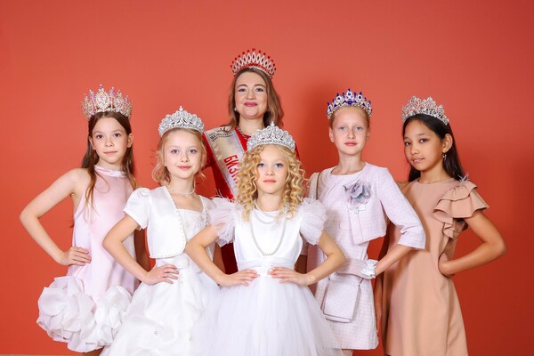 Участницы конкурса и организатор