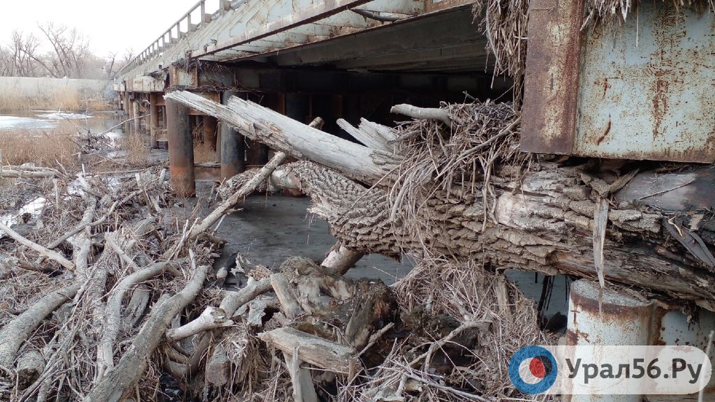 Затор под мостом в районе Никельской объездной в Орске. Фото было сделано 2 апреля