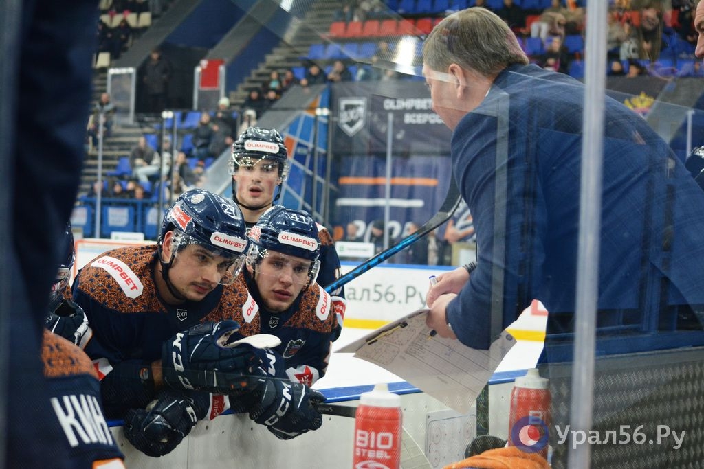 Хоккеисты «ЮУ» с тренером во время домашнего матча