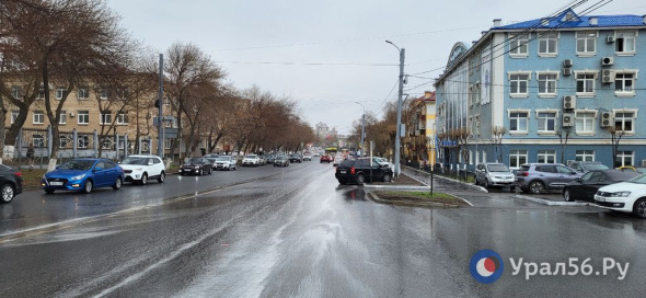 В Оренбурге сильный ветер и дождь: на дорогах пробки, в Дзержинском районе оборвались контактные сети
