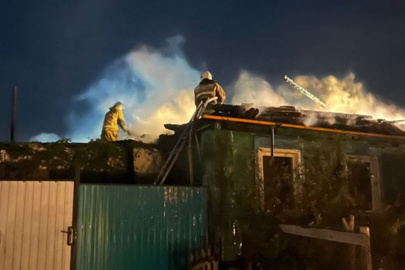 Два человека погибли при пожаре в частном доме в Оренбургской области