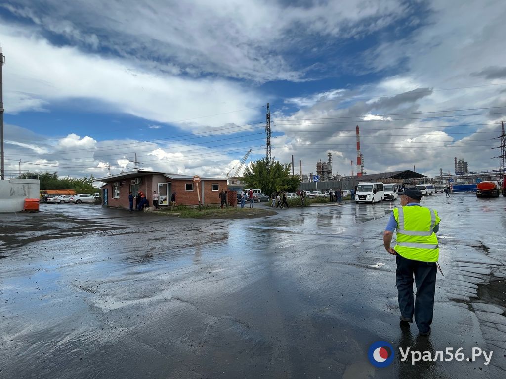 Возле Орскнефтеоргсинтеза после сообщения о минировании, 09.08.2023